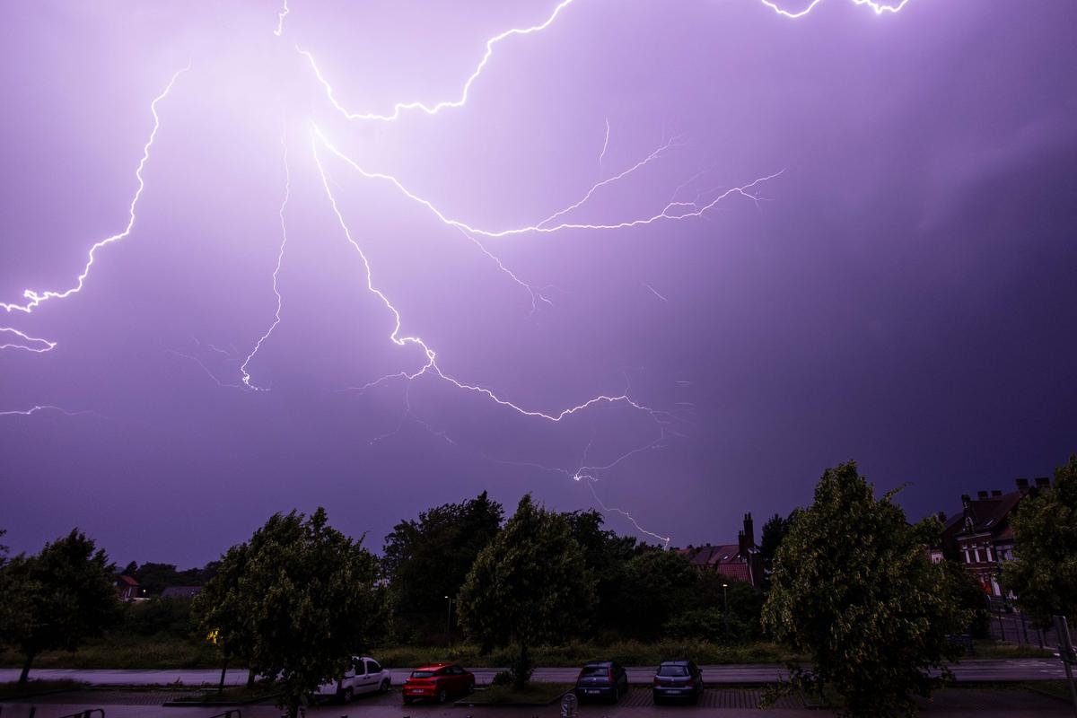 Gewitter: Jäger suchen Zuflucht in einer Hütte, ein Blitz schlägt in einen Baum ein, der auf das Gebäude fällt und einen der Männer tötet