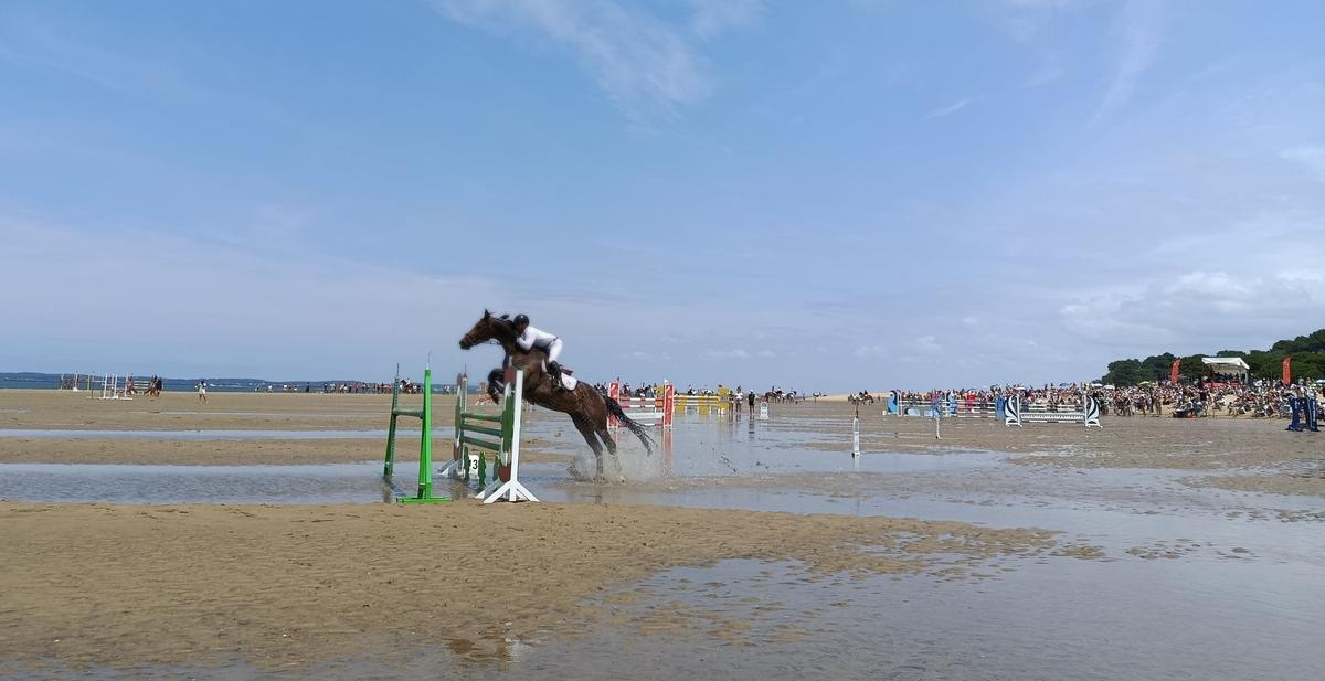 Arcachon: Güneşin altında, atlar (ve binicileri) büyük kalabalığın önünde engelleri aştılar!