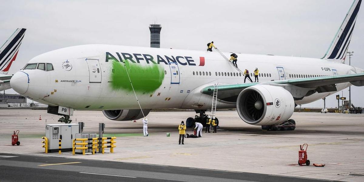 Voyage en avion : “tarifs verts” et  compensation carbone, les compagnies aériennes accusées de mentir sur leur impact réel