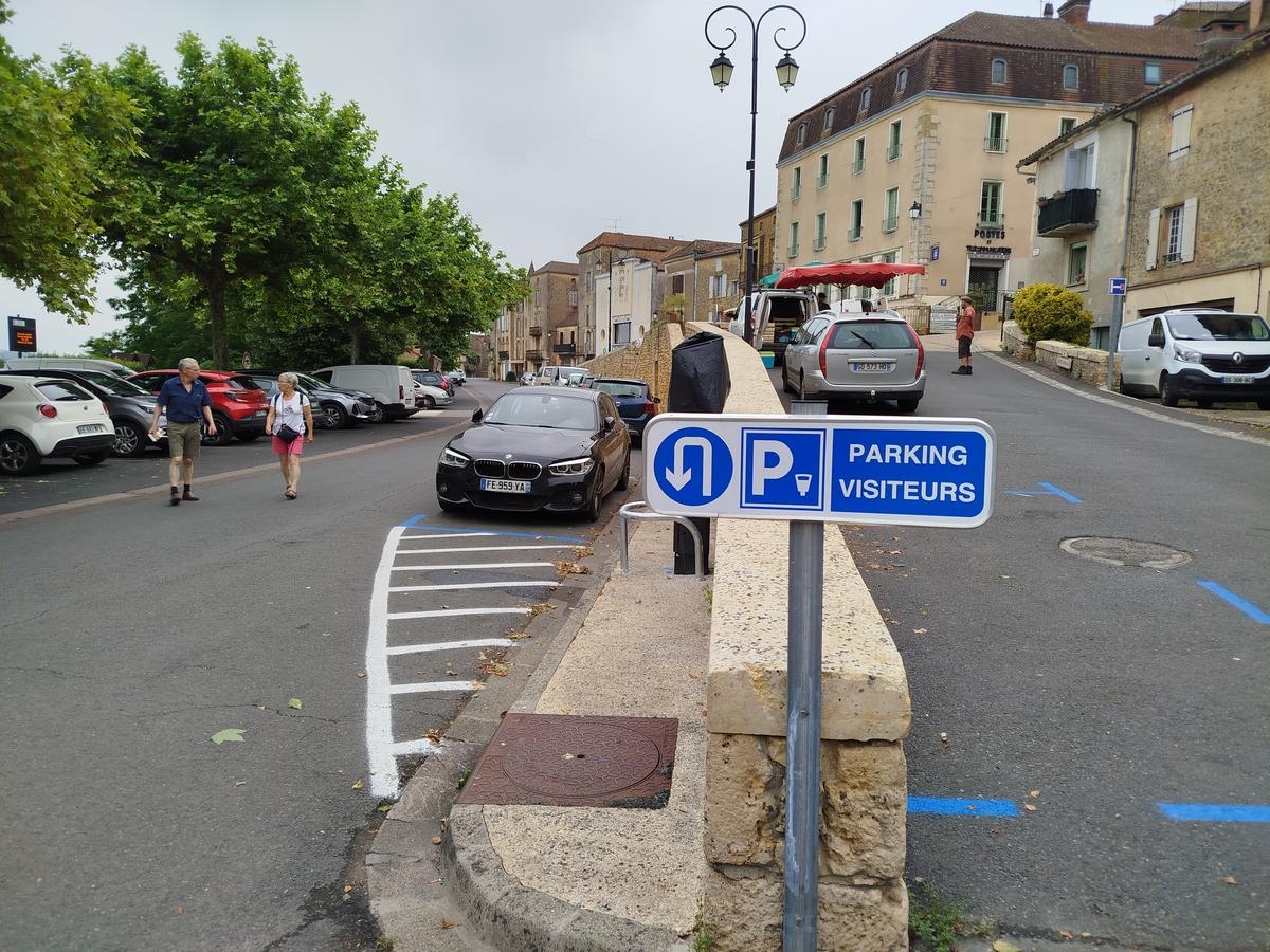 Die Rückkehr des gebührenpflichtigen Parkens in dieser mittelalterlichen Stadt in der Dordogne