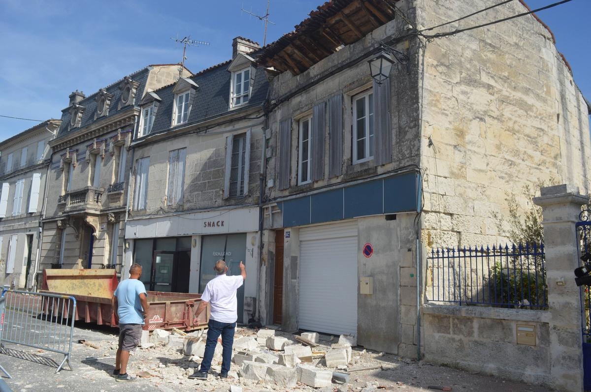 Saintes: rue Saint-Eutrope'da bir çatı yola çöktü