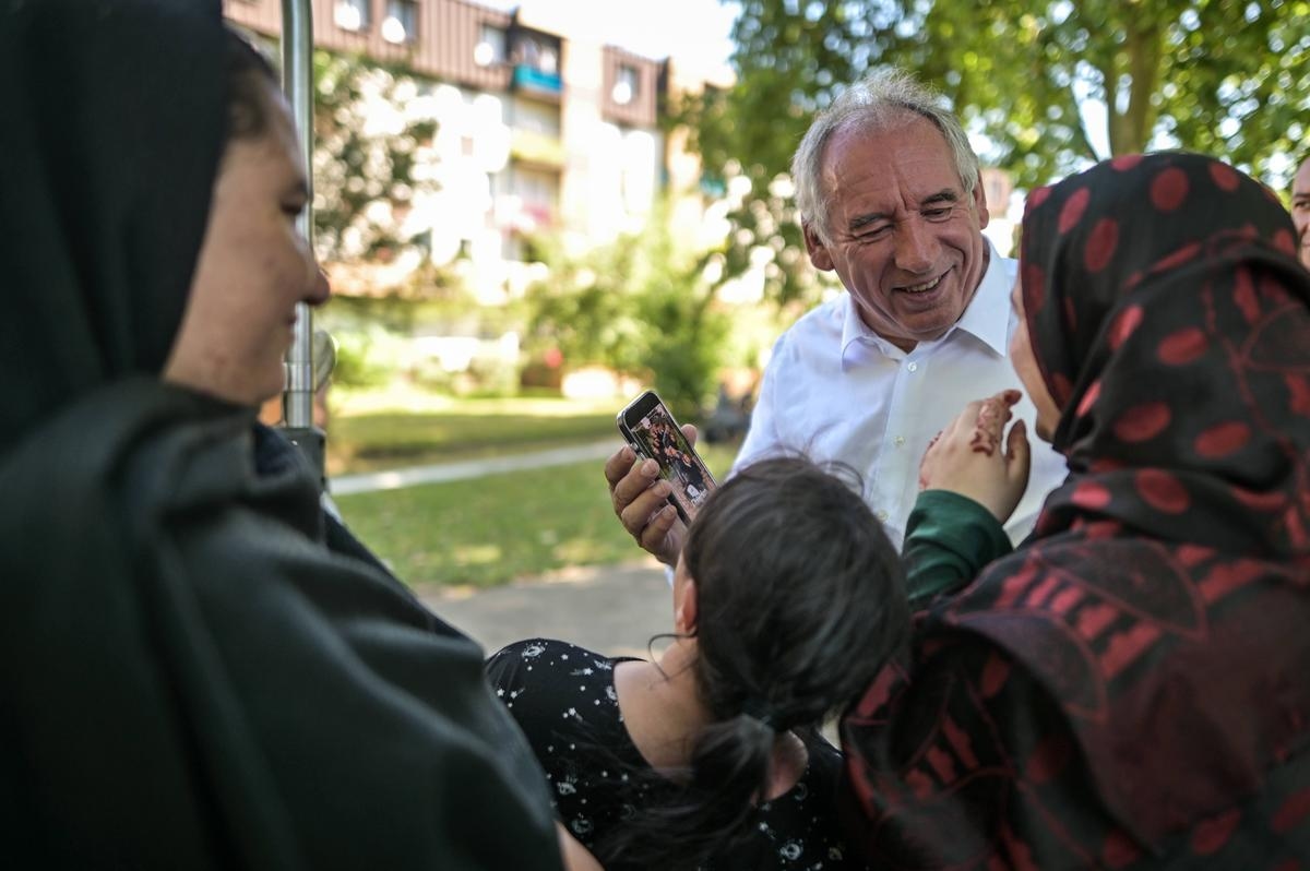 "Siz Başbakan mısınız?" François Bayrou, cumartesi günü Pau'nun Ousse-des-Bois bölgesinde heyecanla bekleniyordu.