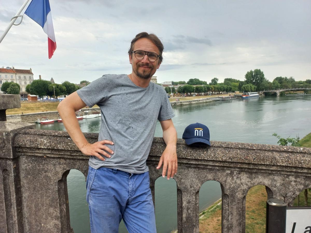 Actor Lorànt Deutsch stops off in Saintonge for "À toute berzingue", his historical web series