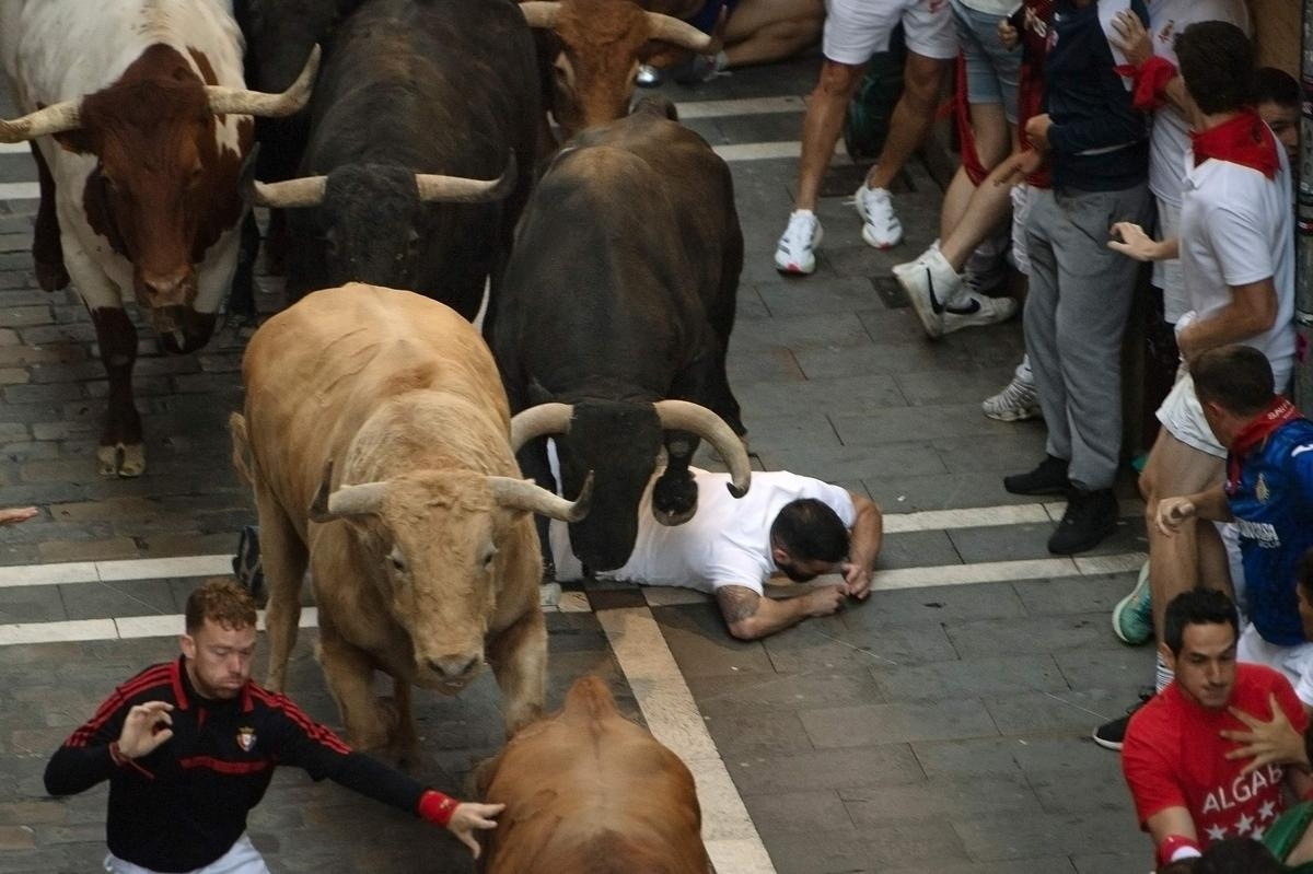 VİDEO. Pamplona Festivali: Beşinci hızlı boğa koşusunda beş kişi yaralandı, sahneyi TVPI ile yeniden yaşayın