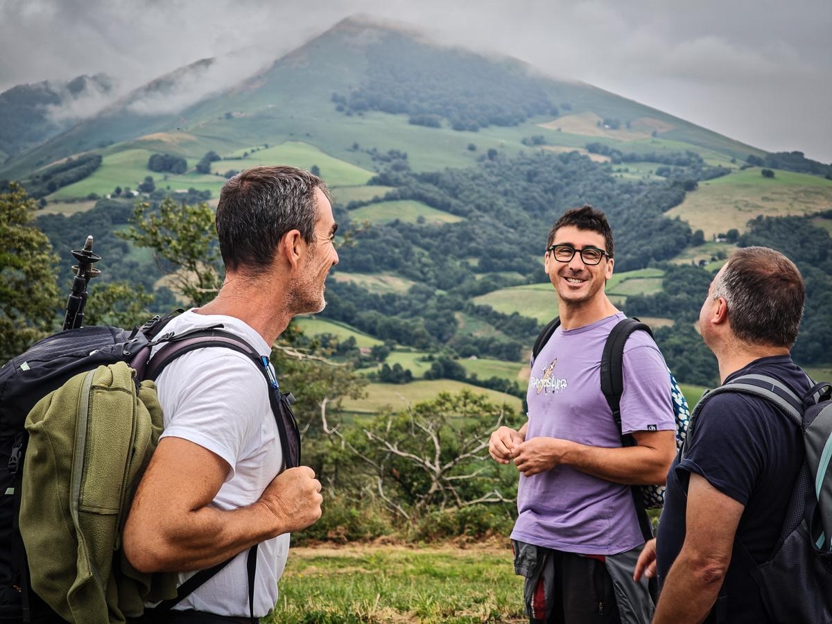 “Walking feels good, it clears the mind”: in the Basque Country, hikes to feel better