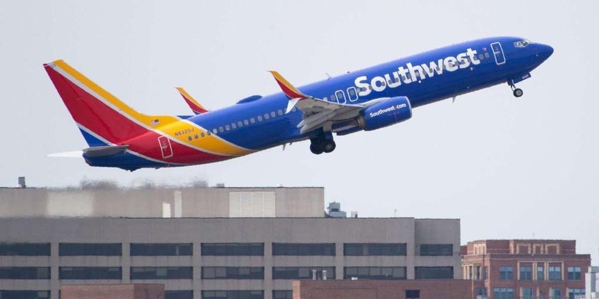 'Pasajeros expulsados de sus asientos': avión estadounidense se lanza en picado para evitar colisión
