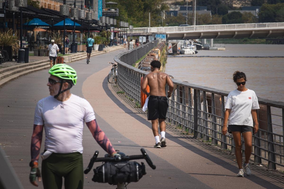 On the quays of Bordeaux, bare-chested runners: innocent practice or "staging of masculinity"?