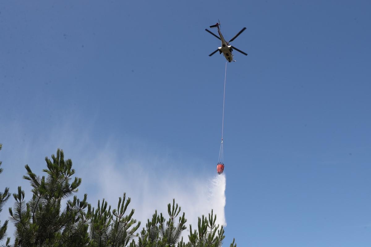 Video: Firefighter water bomber helicopter crashes into pond, occupants 'safe and sound'