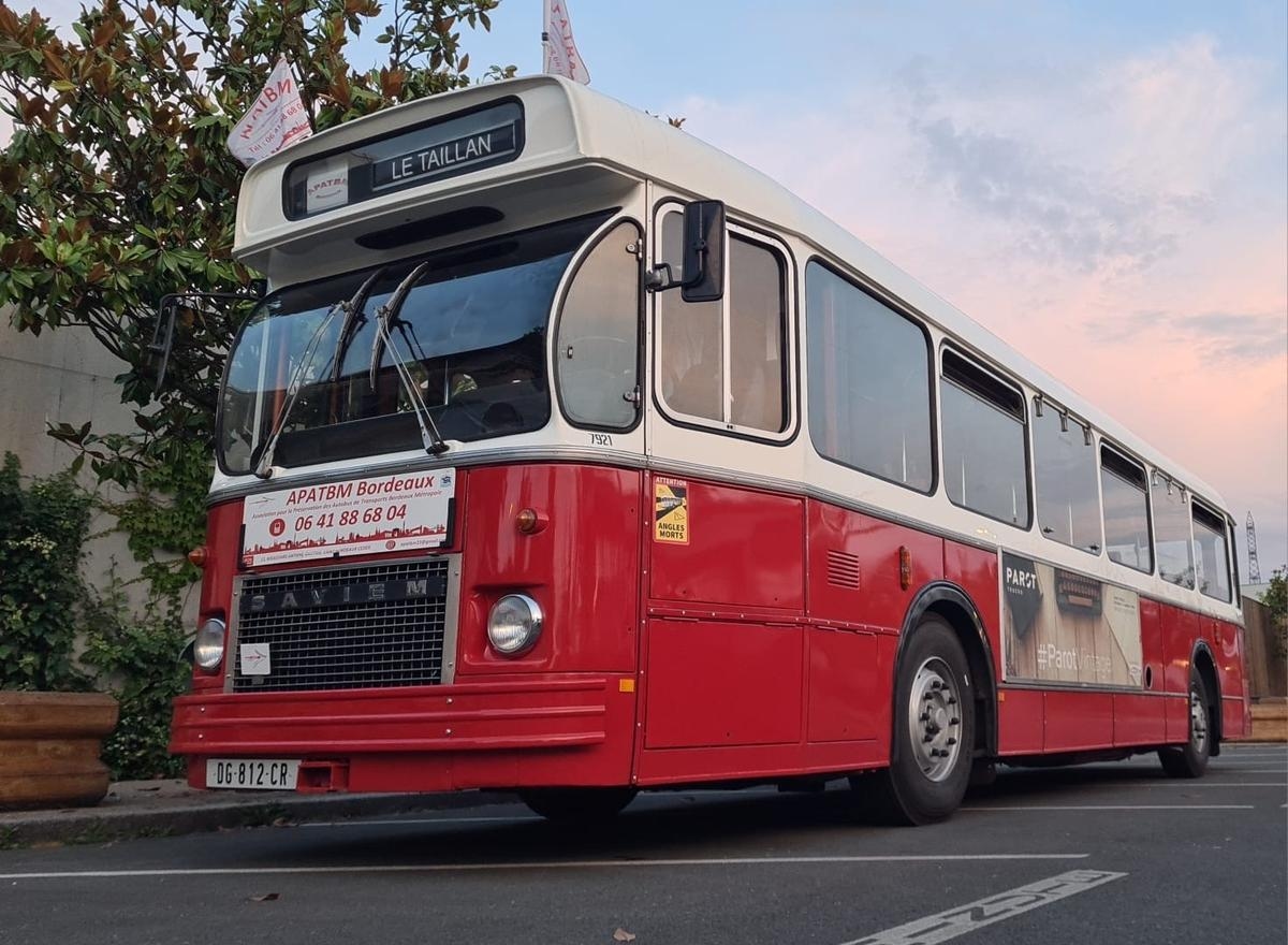 Insólito en Gironda: viaje en autobús retro, corte de piedra y combate con armaduras durante las Jornadas del Patrimonio