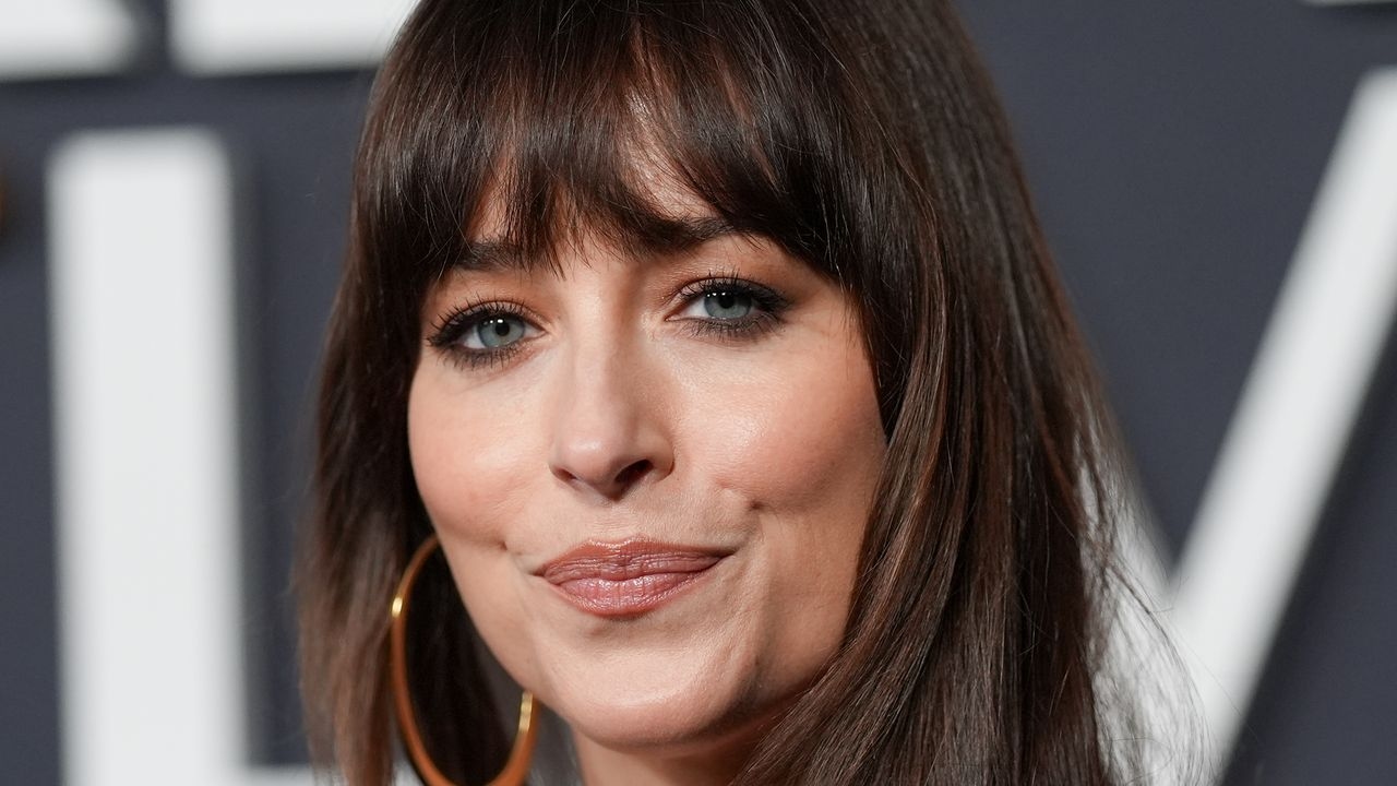 Dakota Johnson hat das schönste und eleganteste weiße Kleid für Frühjahr/Sommer 2025
