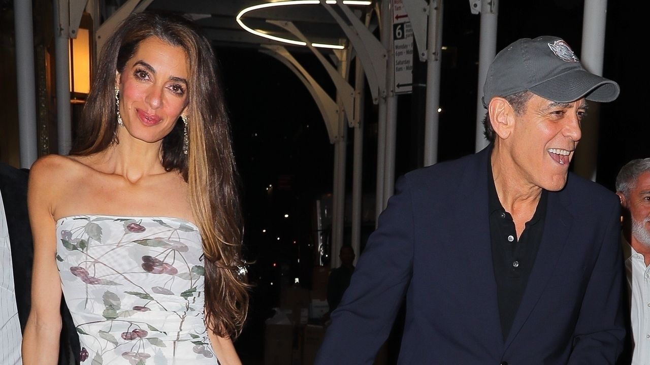 Amal Clooney: Zur Date-Night mit ihrem Mann George Clooney trägt sie dieses sommerliche Mesh-Kleid