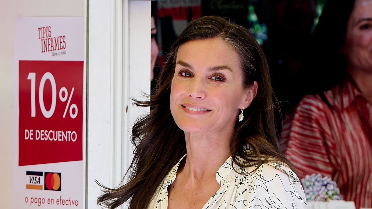 Königin Letizia zeigt, welcher Sommerschuh perfekt zum Blumenkleid passt