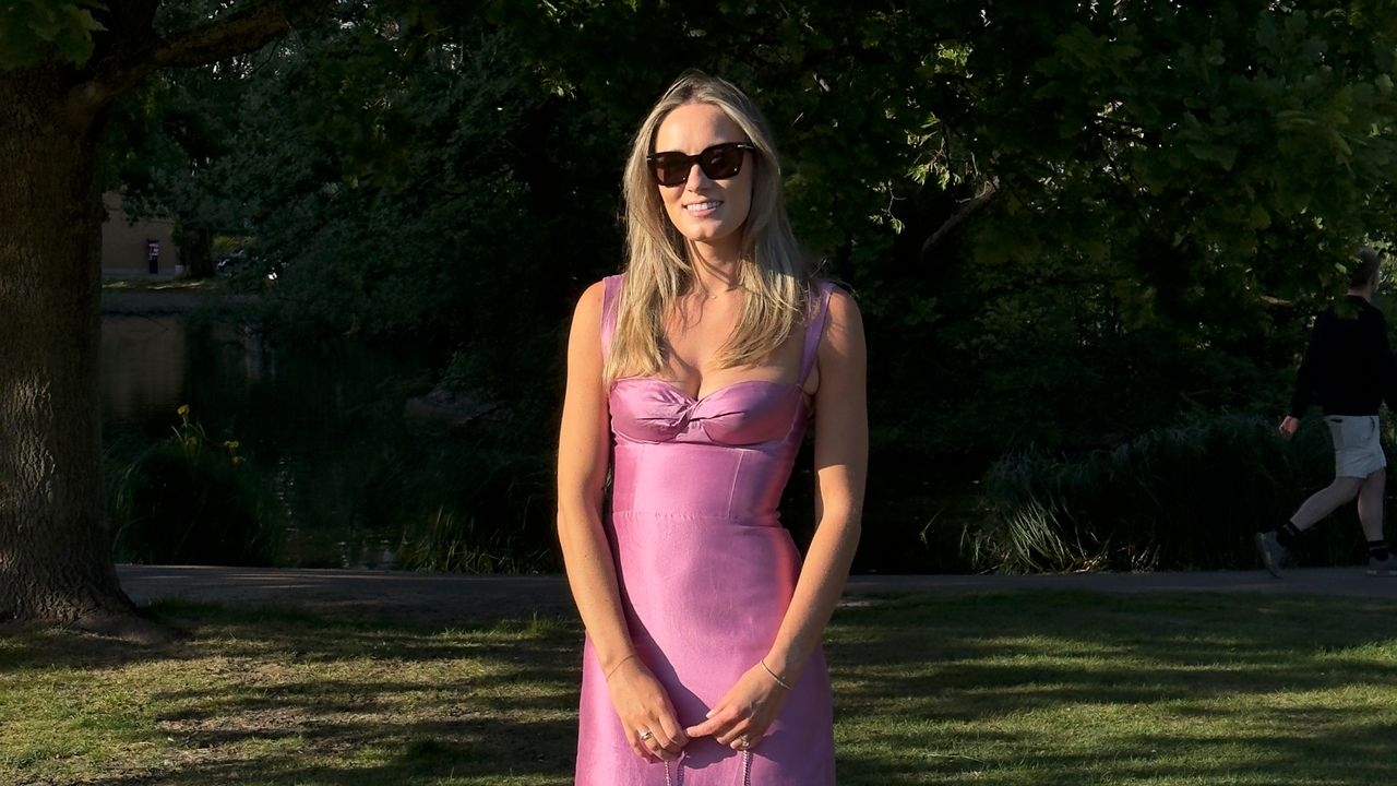 Deze bruid heeft haar trouwjurk roze geverfd – zo makkelijk is het