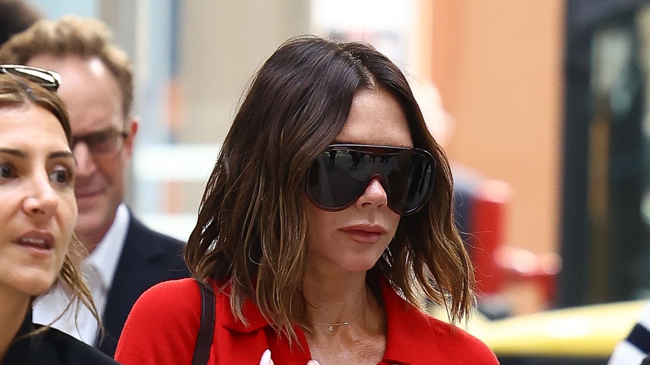 Victoria Beckham con jeans con brillantina: ¿es este el comienzo de una nueva moda del denim?