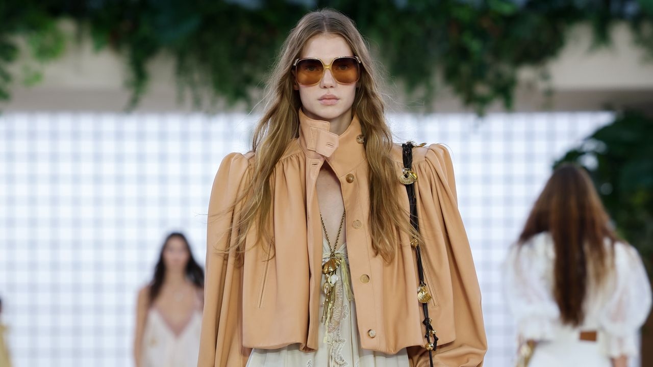Boho-chic: 4 pomysły na stylizację na wiosnę/lato 2025 – według Chloé & Co