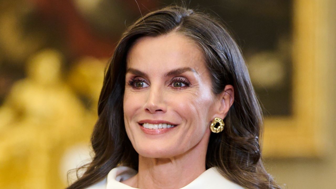 Kraliçe Letizia: Midi etekle yaptığı stil, XXL bel kemerinin de yaz aylarında trend olduğunu gösteriyor