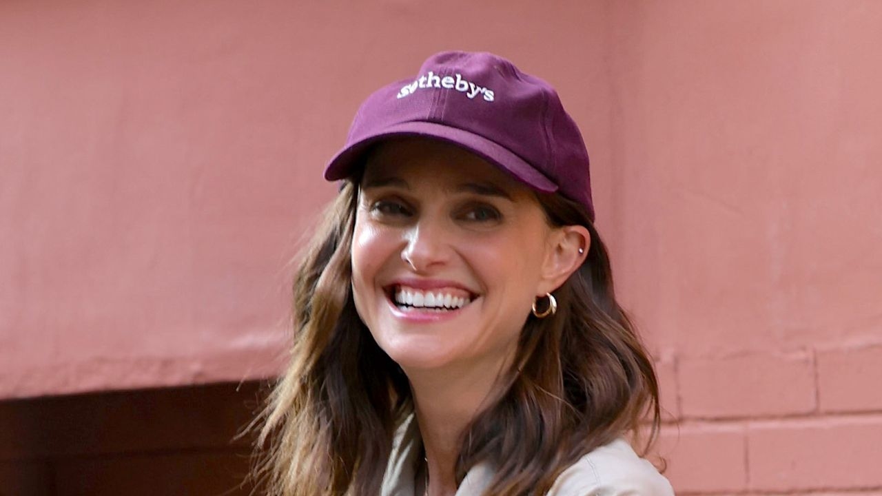 Natalie Portman is also following the boho trend in 2025 – with trendy platform heels and a floral dress