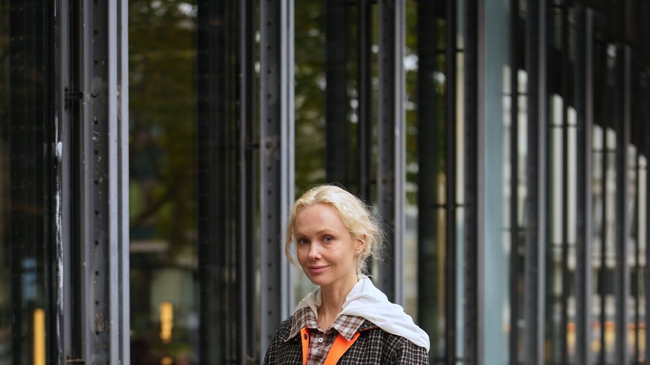 Saia jeans: 6 maneiras de usar essa tendência mesmo no inverno