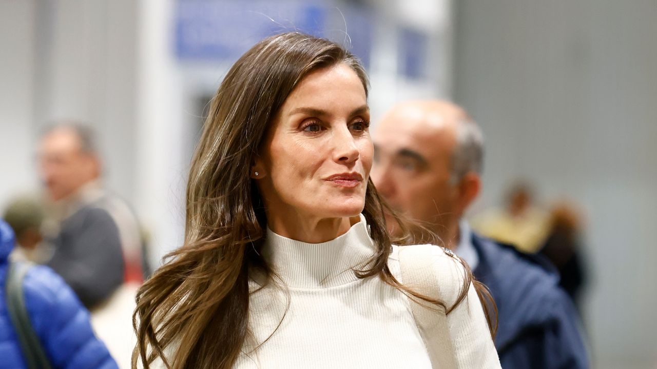 Kraliçe Letizia: Kışın modaya uygun koyu kot pantolonu, bootcut pantolonla nasıl rahatlıkla kombinlediğini görün.