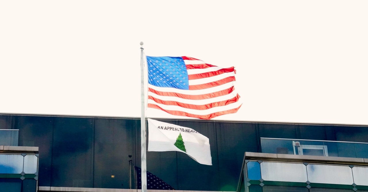 Bandera de extrema derecha "Apelación al Cielo" ondea sobre agencia gubernamental en Washington D. C.