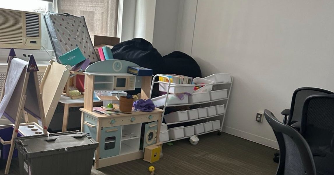 Foto's: Hier zijn de stapels gebruikt beddengoed en kinderspeelgoed achtergelaten bij de oude kantoren van DOGE