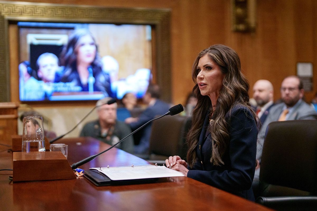 L'orgoglioso numero di Kristi Noem, una bimba MAGA, si basa sull'eredità di Sarah Palin