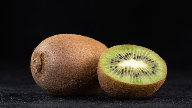 Kiwi, pan de centeno y agua mineral: los científicos han identificado alimentos que combaten el estreñimiento.