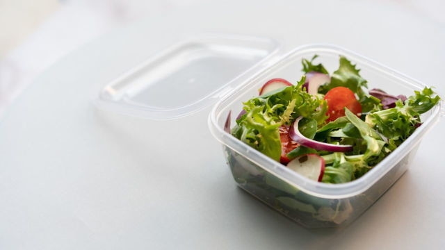 Dangerous Lunch: Which Plastics Can Be Heat-Up and Which Cause Cancer