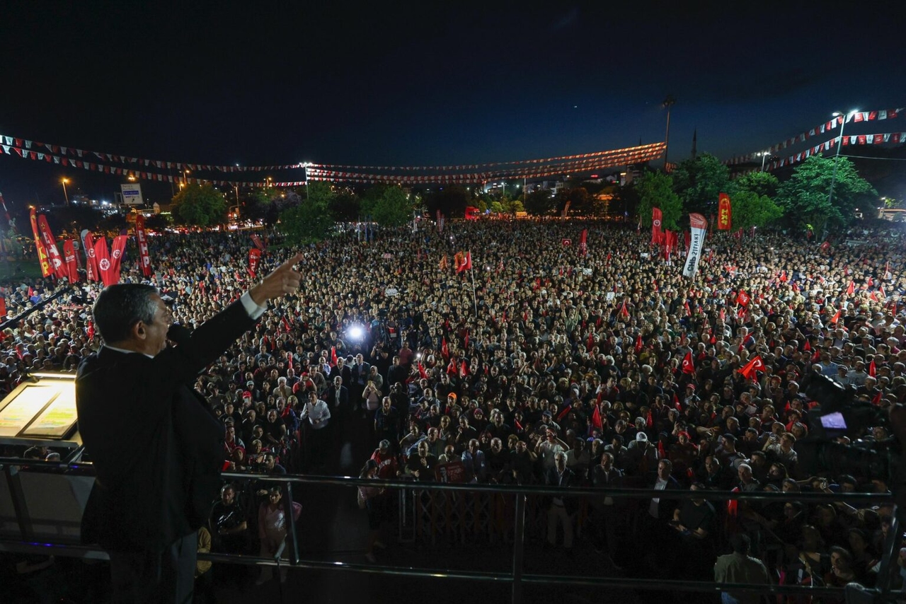 Kundgebung der CHP in Pendik | Özgür Özel: „İmamoğlus ‚geheimes Telefon‘ ist seit 5 Jahren ausgeschaltet“