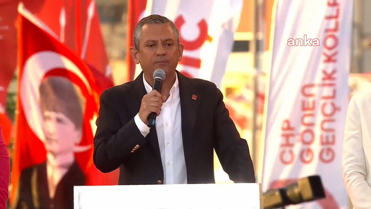 Manifestacja CHP w Izmirze | Özgür Özel zwrócił się do Erdoğana: „Nie jesteś światowym liderem; jesteś autokratą, jednoosobową osobą”