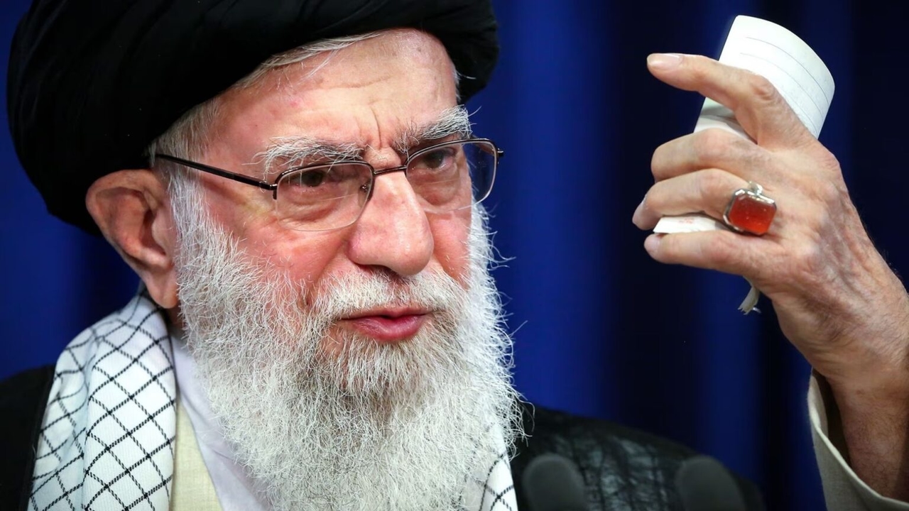 De la révolution au point le plus faible de son pouvoir : qui est le guide suprême de l’Iran, Ali Khamenei ?