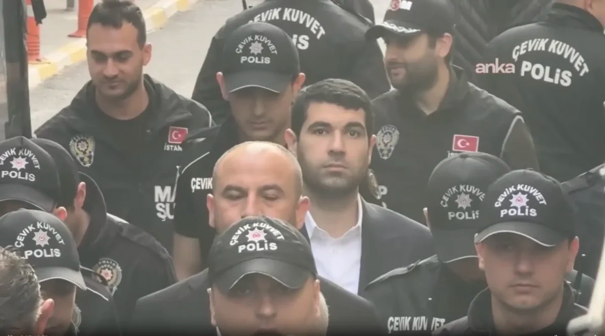 Ekrem İmamoğlu reageerde op de beelden van de transfer: “Het wordt tot morgen uitgesteld, maar daar kom je niet mee weg”
