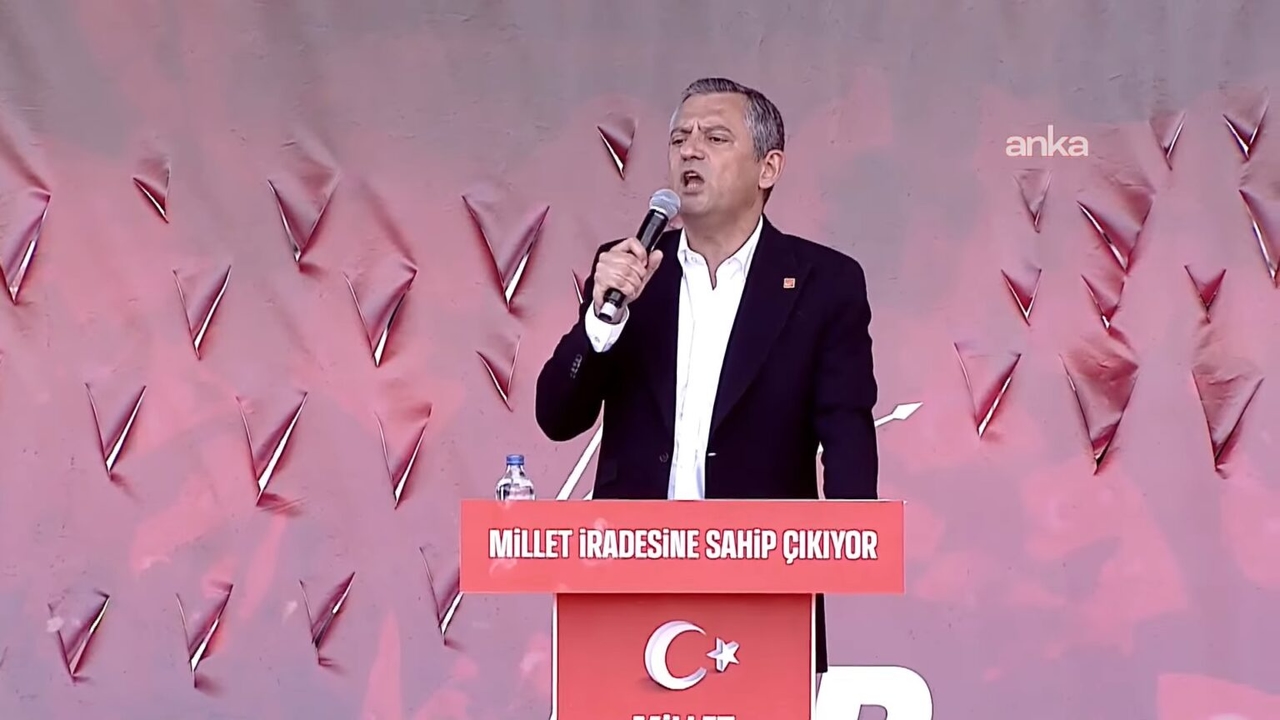 Özgür Özel à Antalya : « Aucun berger cruel ne peut éteindre son étoile, qu'Ekrem se dresse comme les montagnes du Taurus »