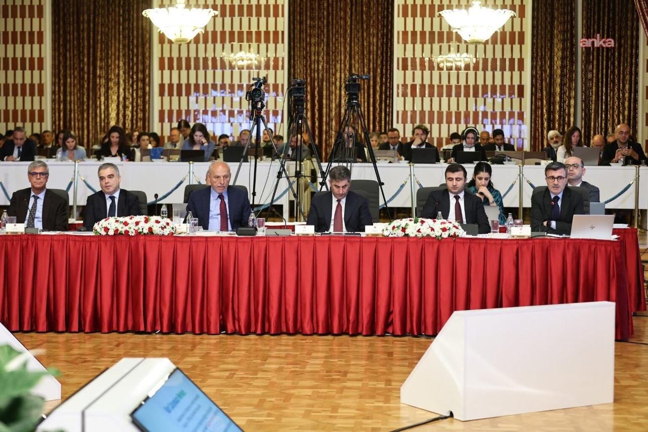 Przemówienie dyrektora Rawest, Roja Girasuna, przed komisją: „Demirtaş odegrał kluczową rolę w zmianie perspektywy zaniepokojonych Kurdów w kwestii tego procesu, popierając apel Öcalana”.