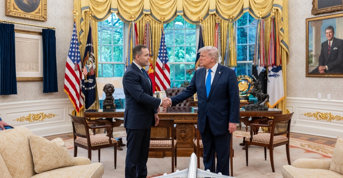 Trump se reúne con el candidato presidencial de la oposición polaca en la Casa Blanca.