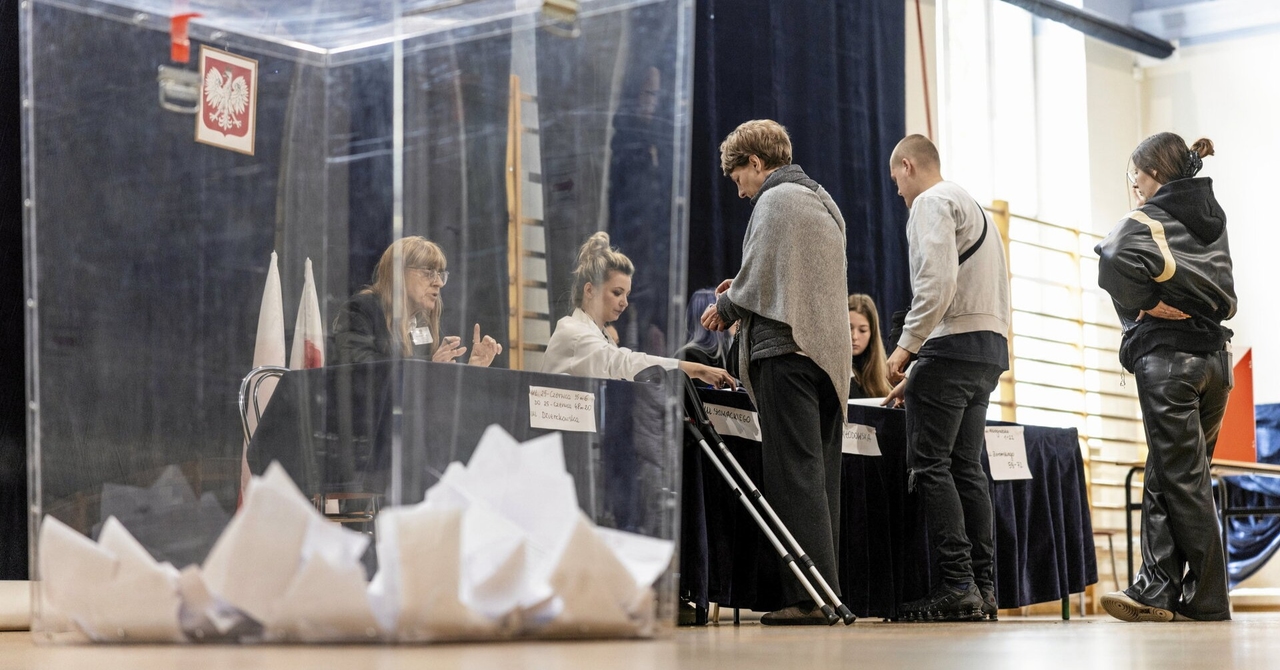 Poolse presidentsverkiezingen: regeringsgezinde Trzaskowski en oppositiegesteunde Nawrocki in tweede ronde