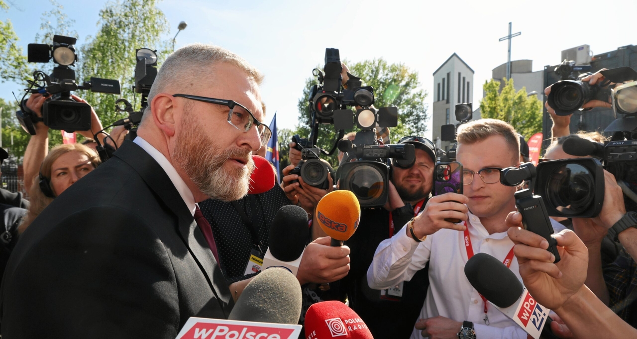 Candidato presidencial de extrema derecha investigado por retirar la bandera ucraniana del ayuntamiento polaco