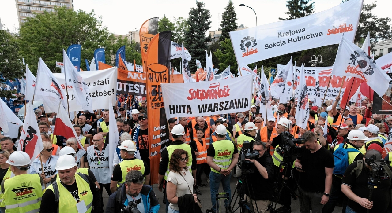 Los trabajadores siderúrgicos polacos protestan contra las políticas climáticas de la UE