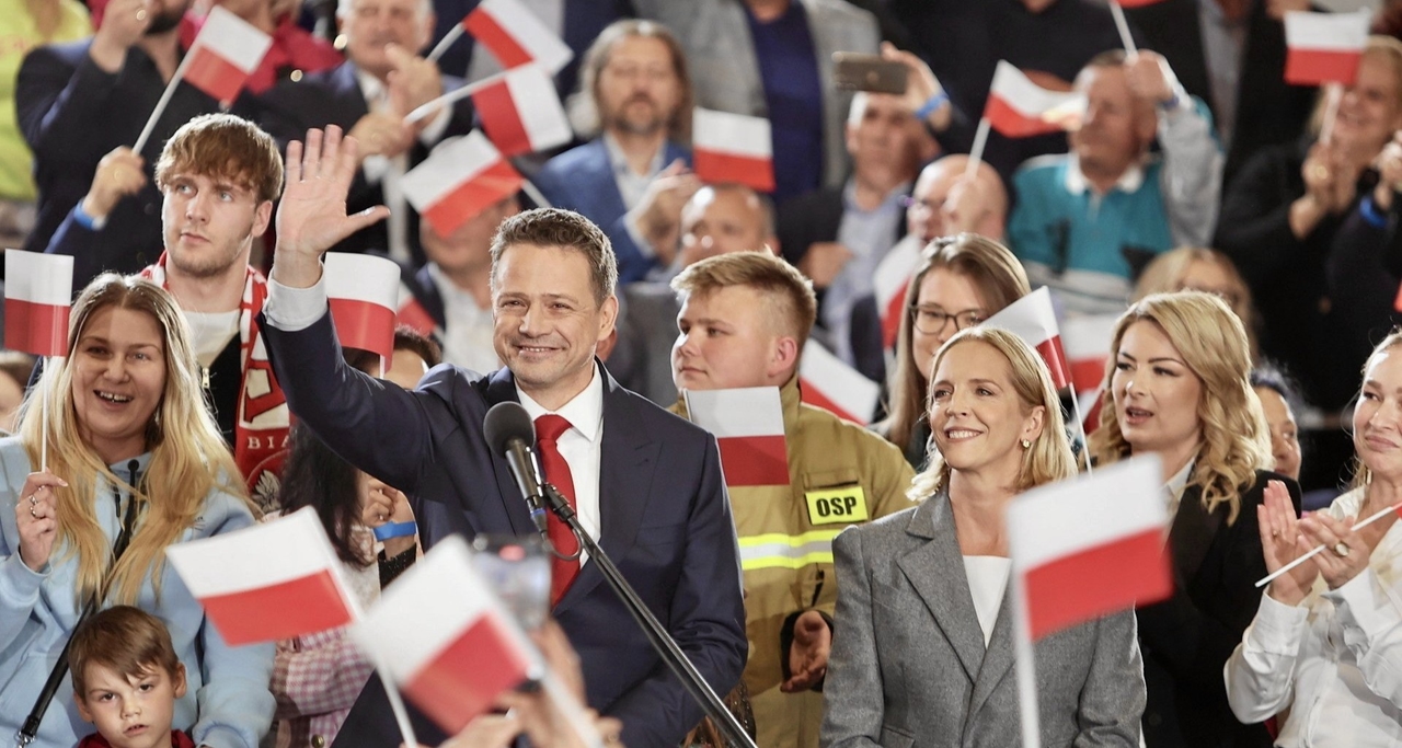 Narrow win in Polish presidential election first round for Trzaskowski, who will face Nawrocki in run-off