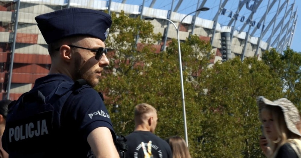 Politie arresteert meer dan 100 mensen bij Wit-Russisch rapconcert in Warschau en onderzoekt Oekraïense nationalistische vlag