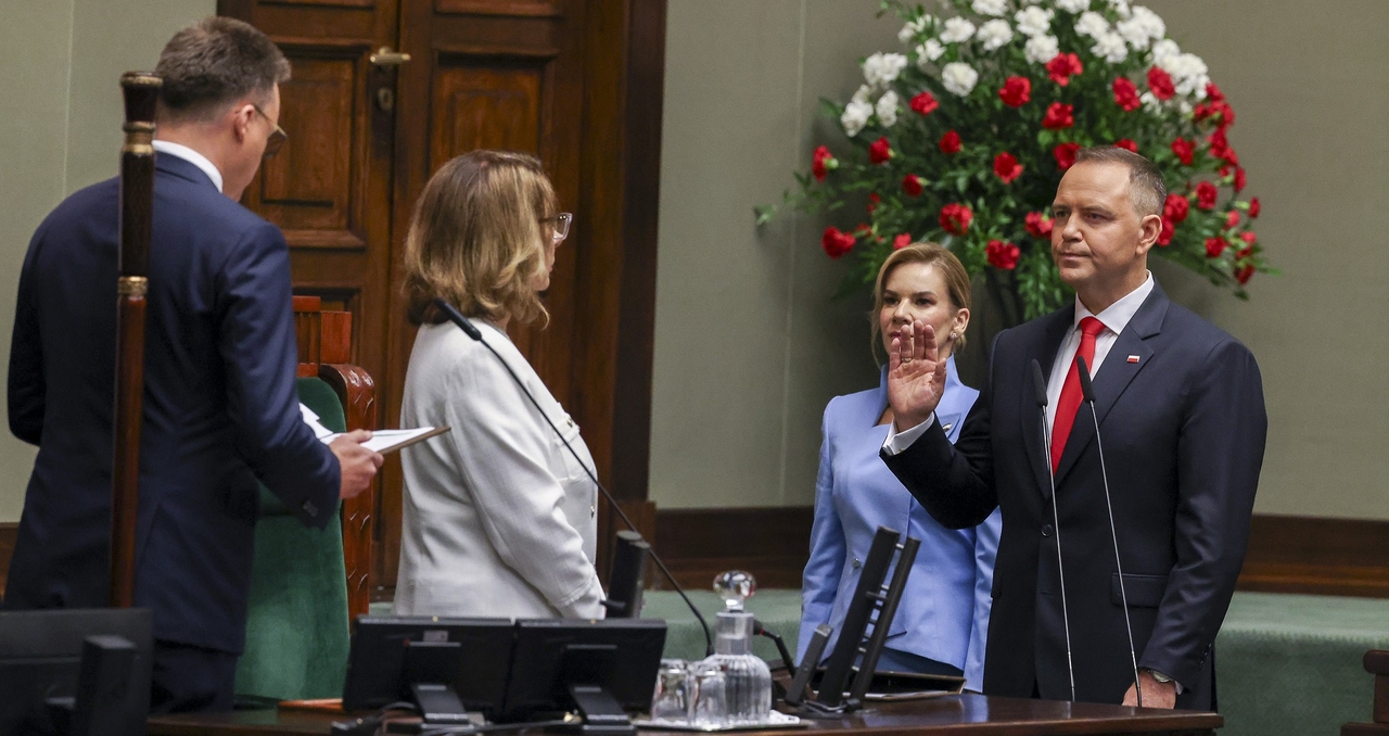 Polonia juramentó al nuevo presidente Karol Nawrocki
