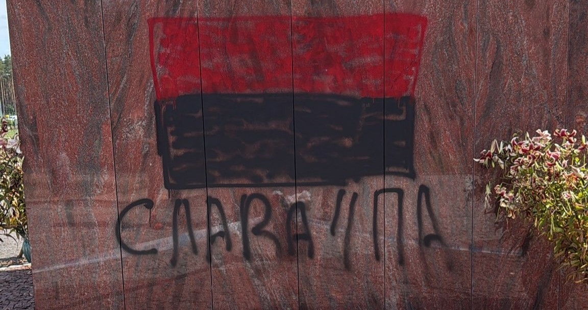 Memorial às vítimas dos massacres da Segunda Guerra Mundial por nacionalistas ucranianos vandalizado na Polônia