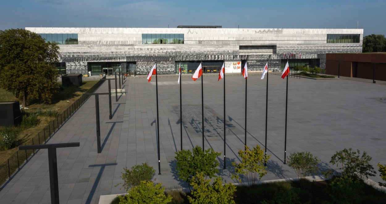 De regering heeft de directeur van het Poolse Historisch Museum onrechtmatig ontslagen, oordeelt de rechtbank
