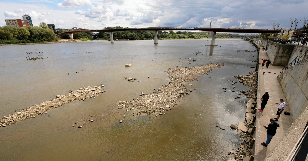 Water level falls to record low of 7cm in Warsaw's Vistula river