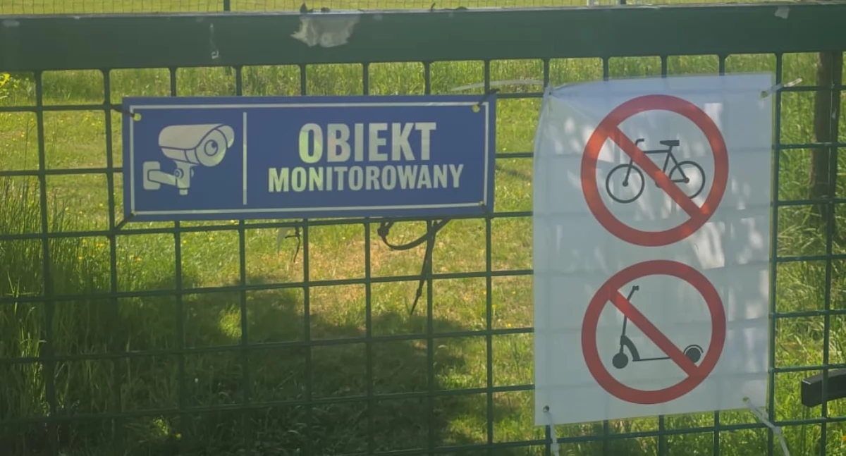 Dispute over closed gate. Can the pitch be used?