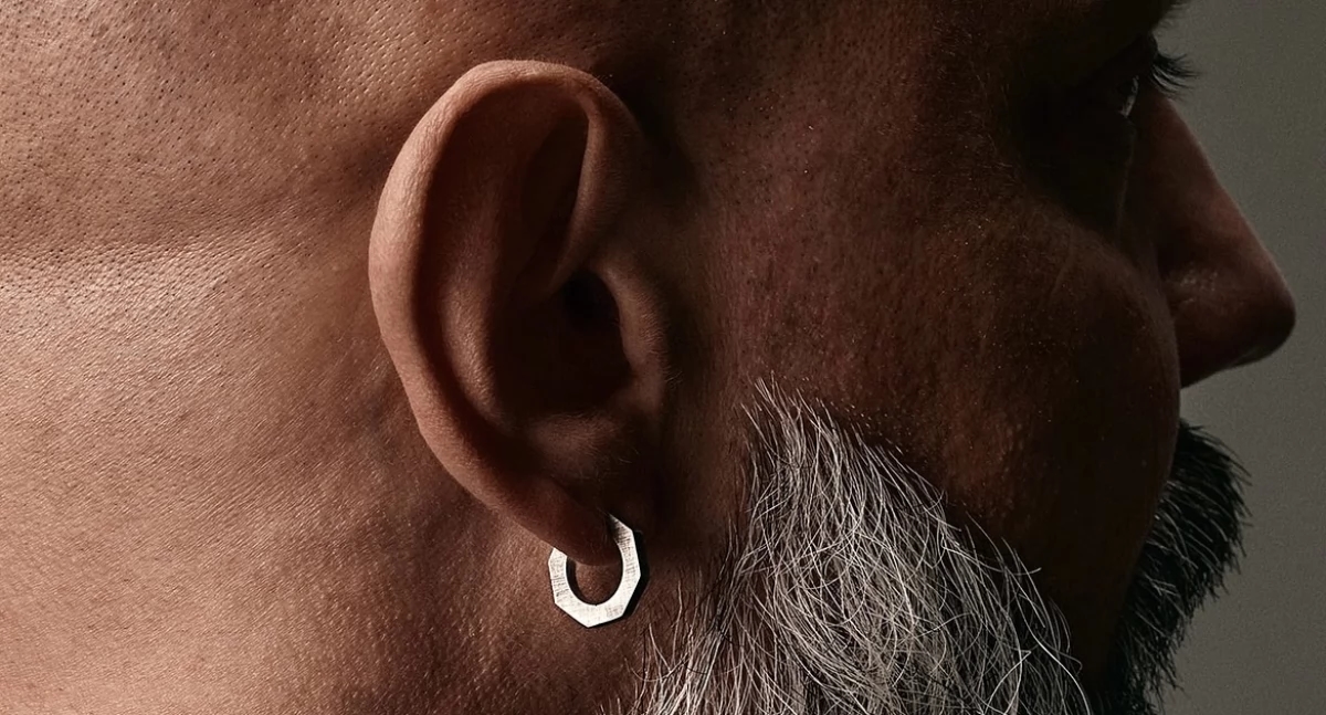 Pendientes de hombre: el regreso de la moda con carácter