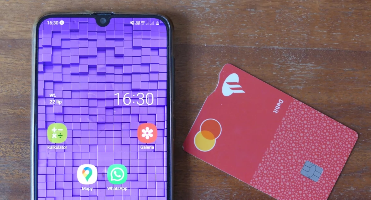 Ze dacht dat het telefoontje van de bank kwam. Het geld was weg.