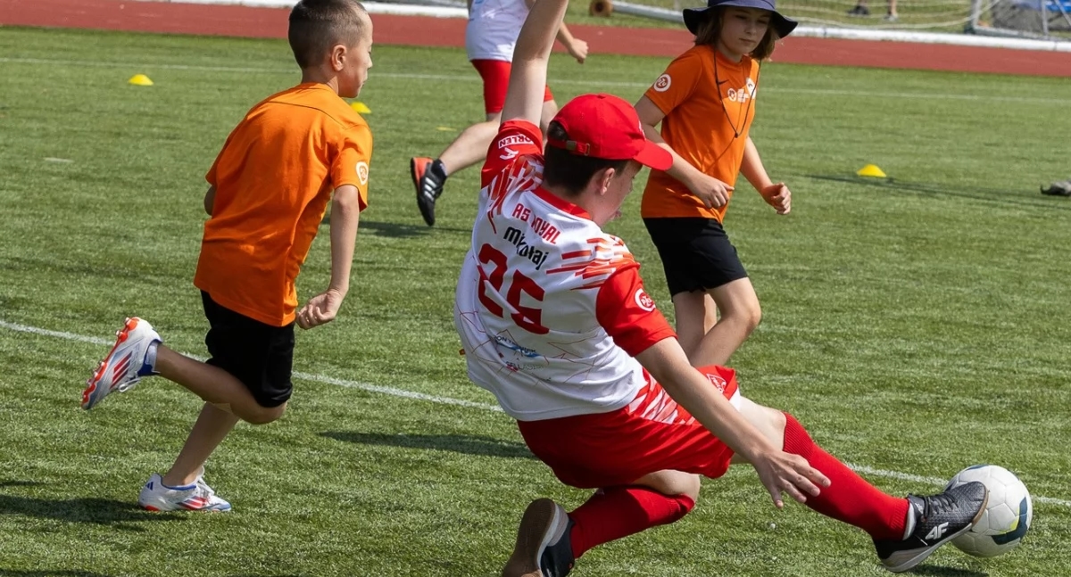 Voetbalclub Bór Oborniki Śląskie opent haar deuren voor kinderen met een beperking! Sluit je nu aan bij het project Futbol Plus en neem deel aan gratis trainingssessies op maat. Een interview met trainer Tomasz Osiński.