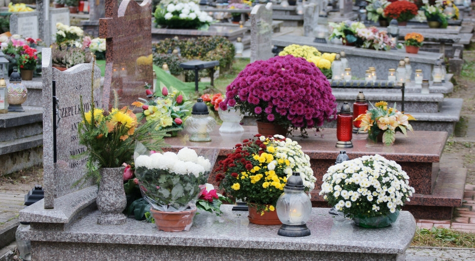 500 ila 5.000 zloti arasında para cezası uygulanır. Mezarınıza asla böyle bir süs eşyası almayın.