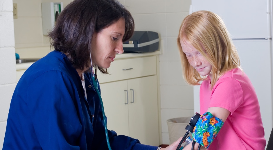 Verpleegkundigen zijn tegen medische zorgverleners op scholen. Ze willen dat ze uit de wet worden geschrapt.